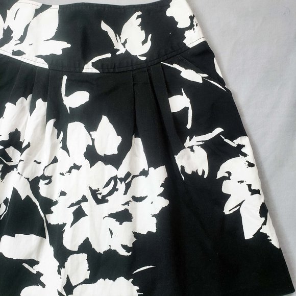 Maurices Women's Black White Floral Pleated Pockets Elastic Waist Cotton Skirt - Picture 4 of 8